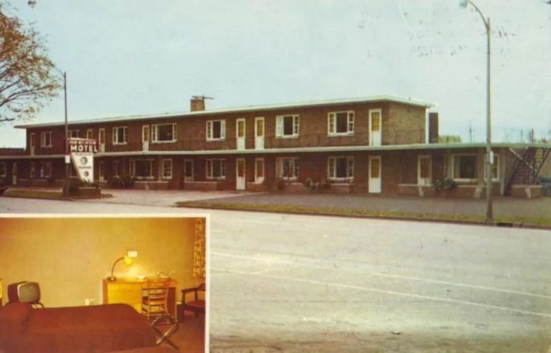 Iron Mountain Motel - Vintage Postcard (newer photo)